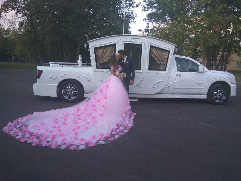 Оформление свадебными украшениями лимузина