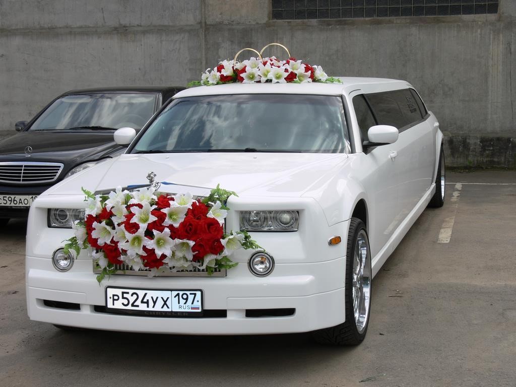 Украшение из живых цветов на свадебное авто