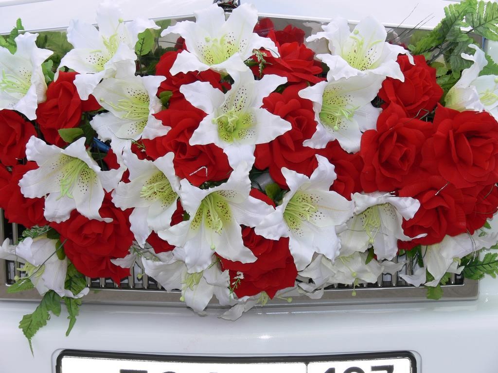 Букет из живых цветов на свадебный автомобиль