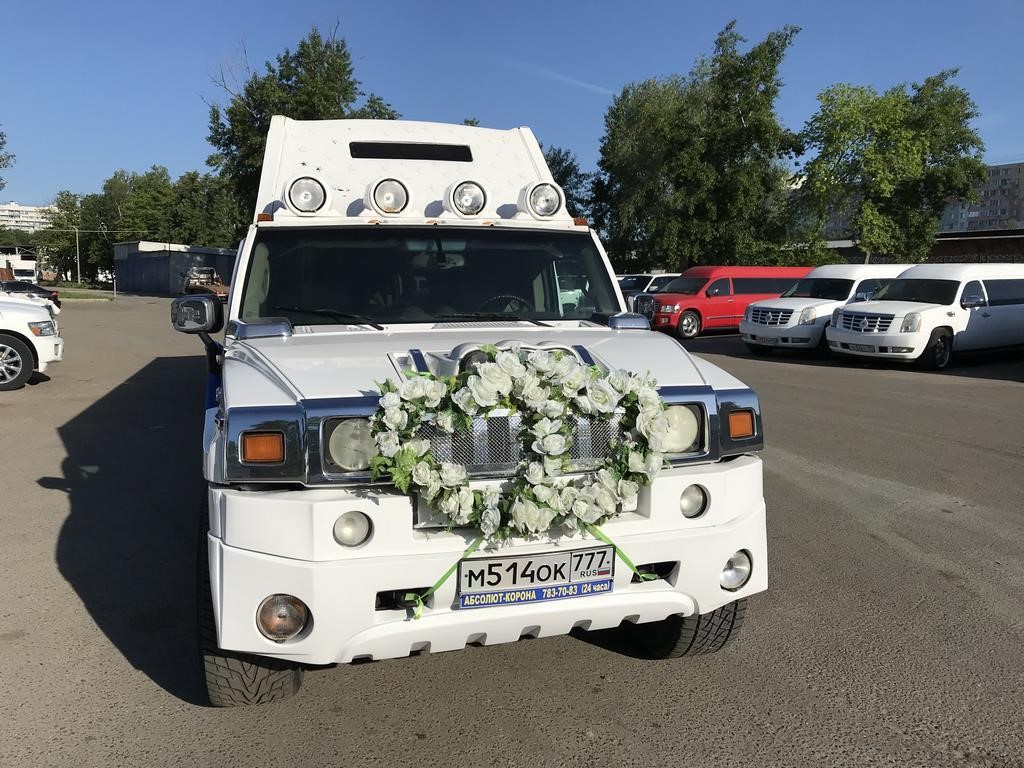 Сердца из живых цветов на свадебную машину