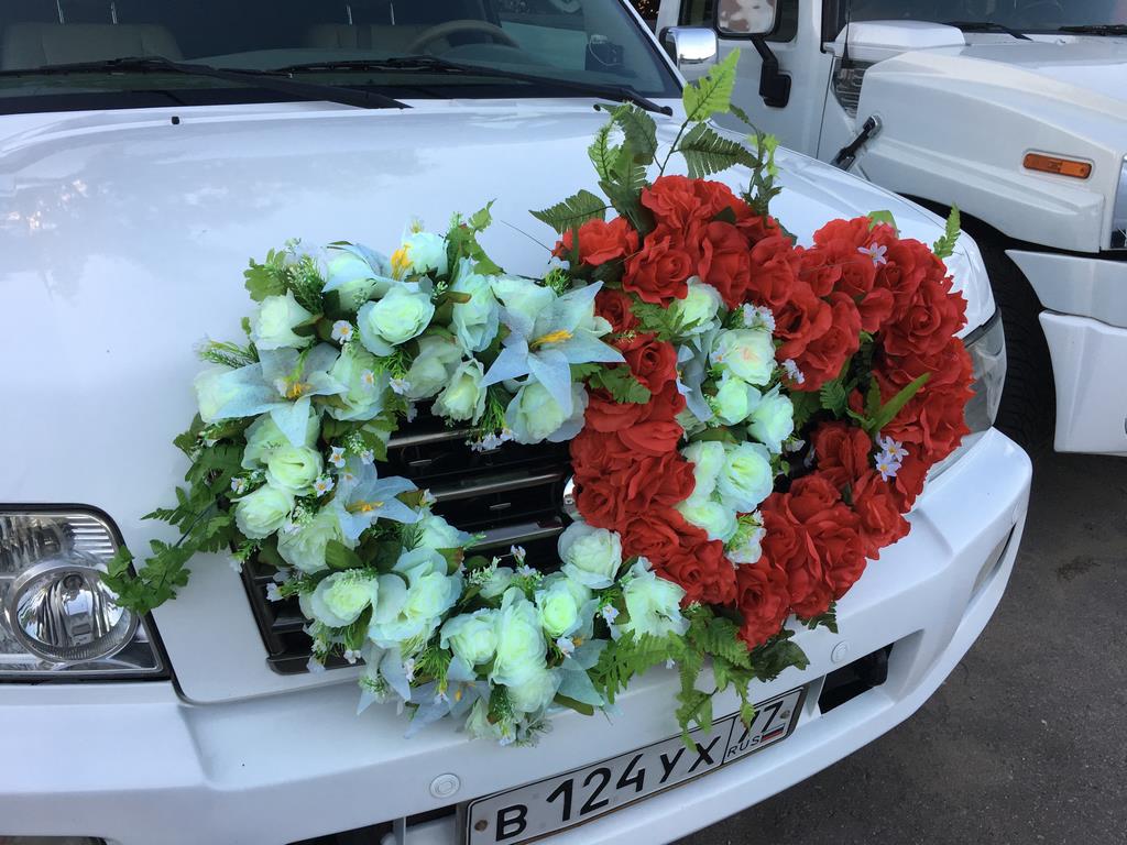 Сердце из живых цветов на свадебное авто