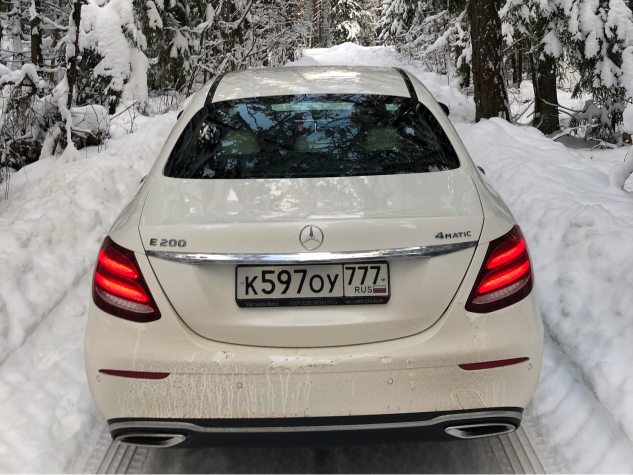 Белый Mercedes W213 с водителем