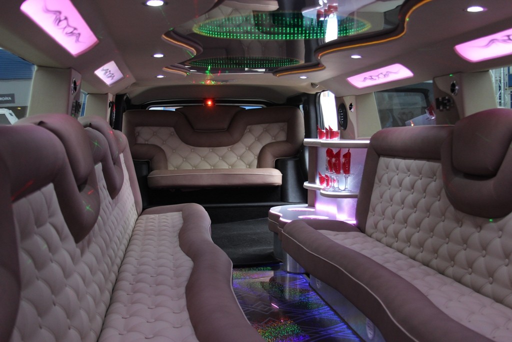 Черный лимузин Hummer H2