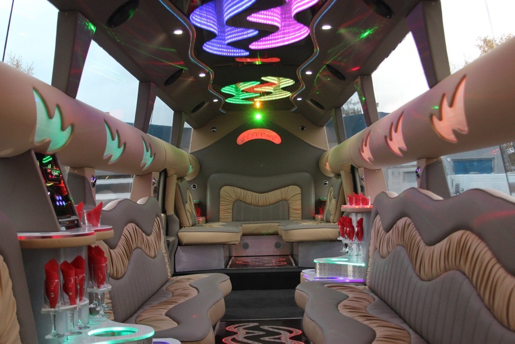 Лимузин Mega Hummer Bus с караоке