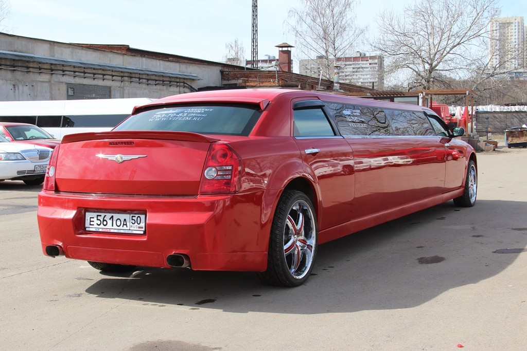 Красный лимузин Chrysler 300 C RR-Style