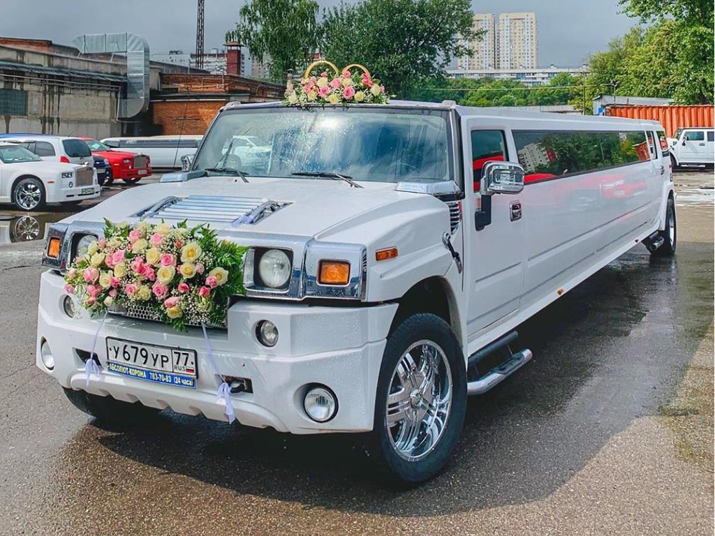 Свадебное украшение машины живыми цветами