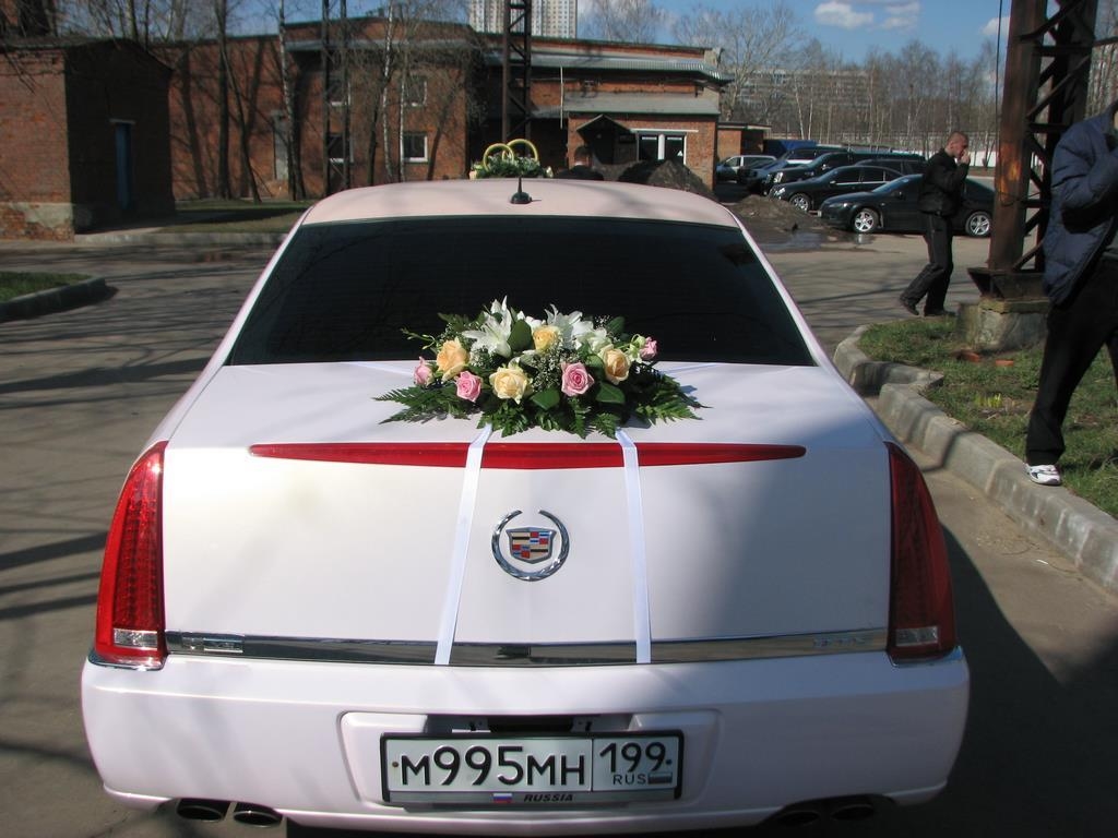 Украшение из живых цветов на свадебное авто