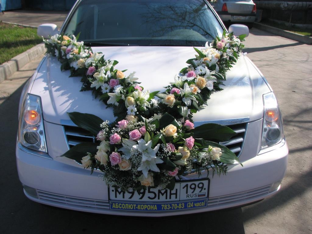 Композиция из живых цветов на свадебный автомобиль