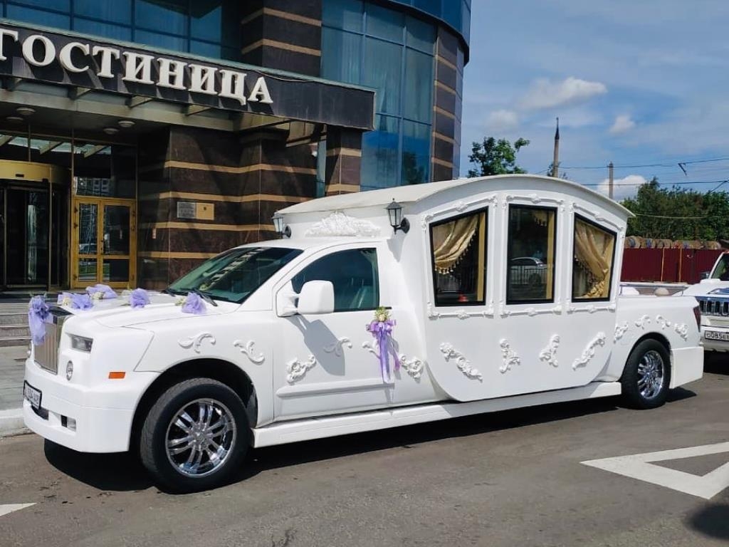 Украшение лимузина-кареты на свадьбу