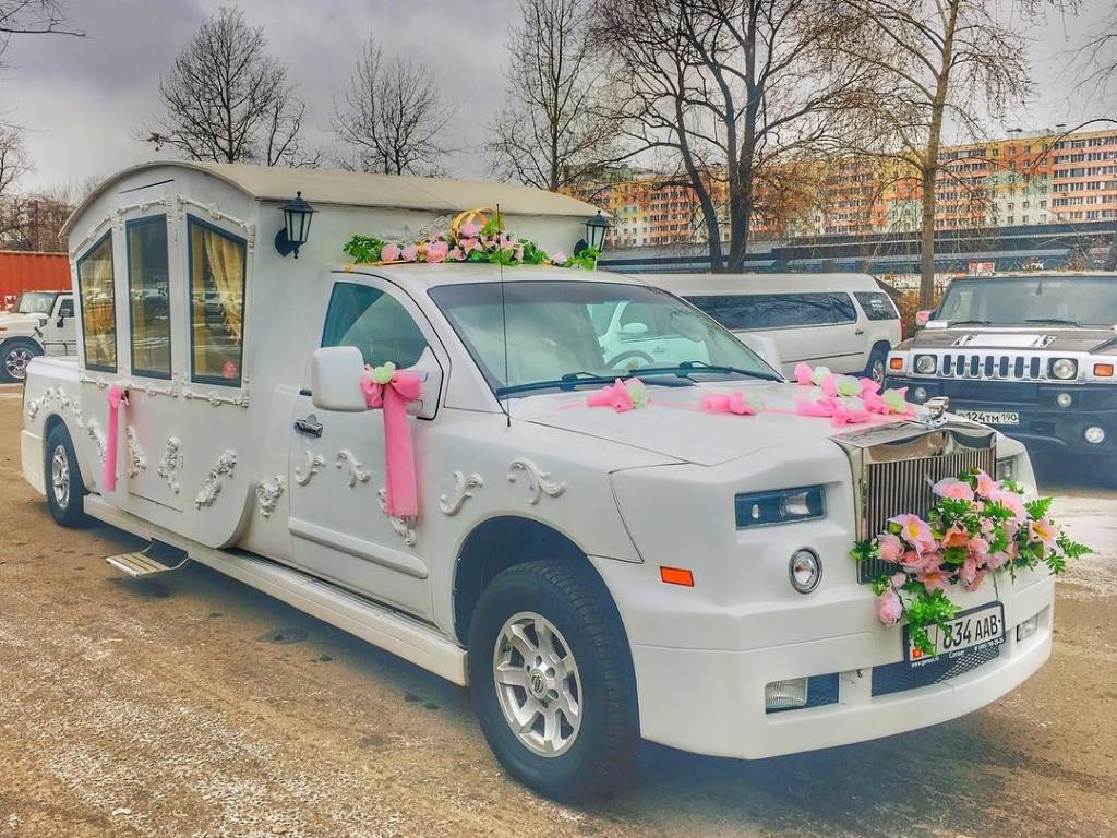 Украшение машины цветами на свадьбу