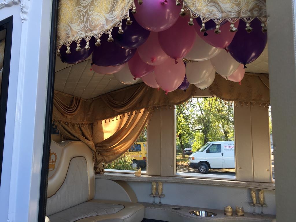 Оформление интерьера машины на свадьбу шарами