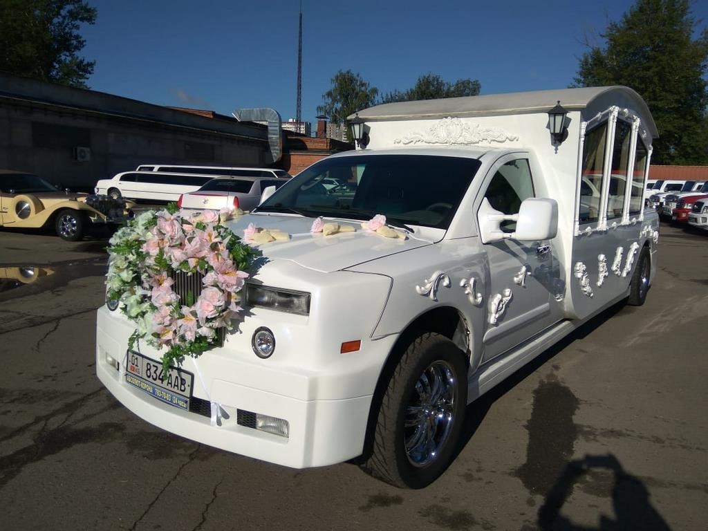 Оформление цветами лимузина-кареты на свадьбу 