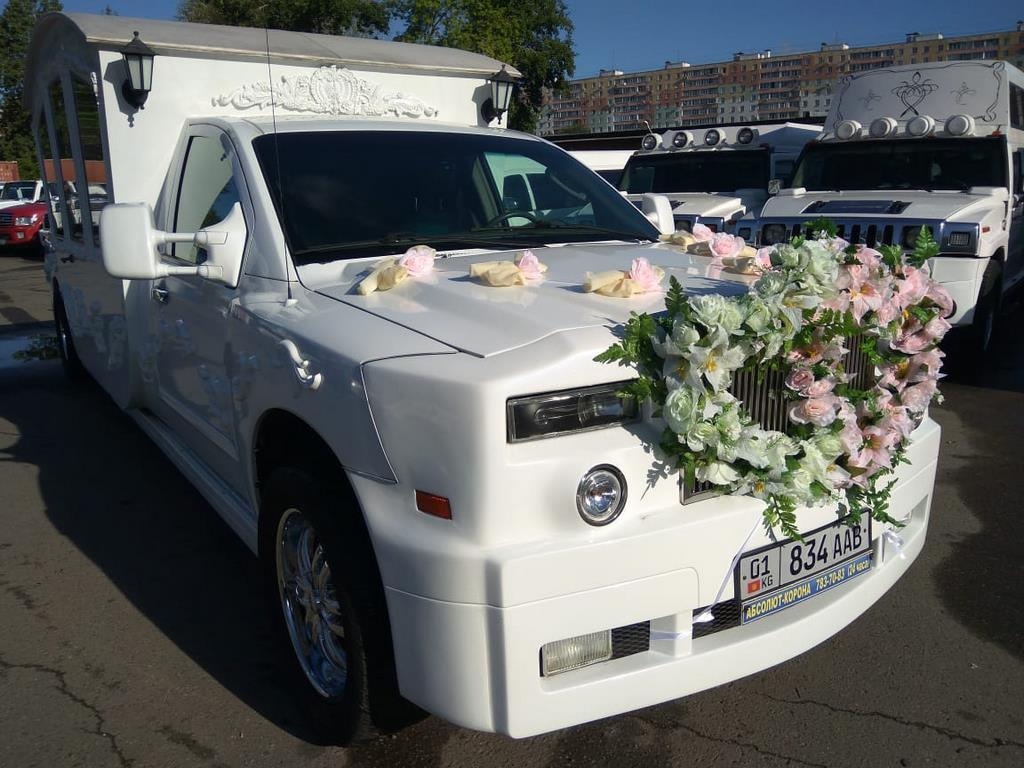 Живые цветы на радиатор свадебной машины