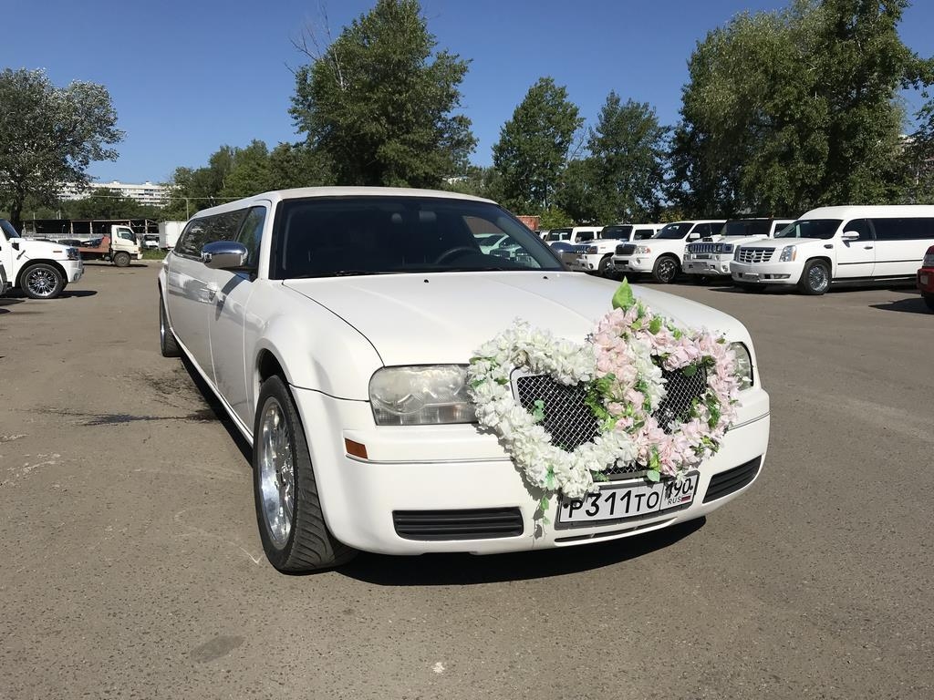 Композиция из живых цветов на свадебный автомобиль