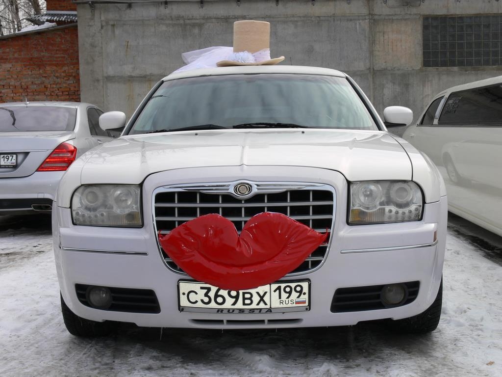 Свадебные украшение на машину