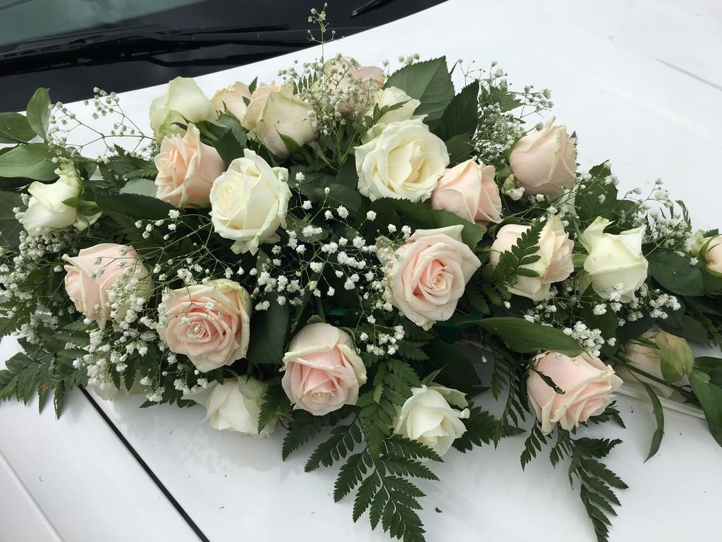 Композиция из живых цветов на свадебном авто