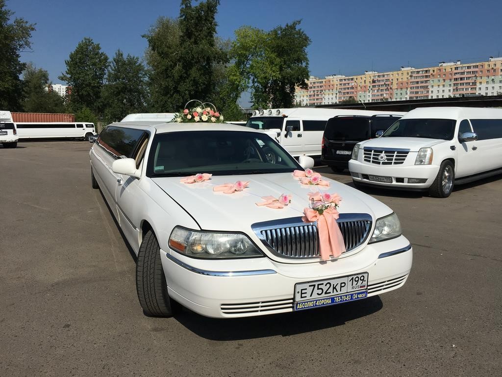 Украшение из лент на капот машины