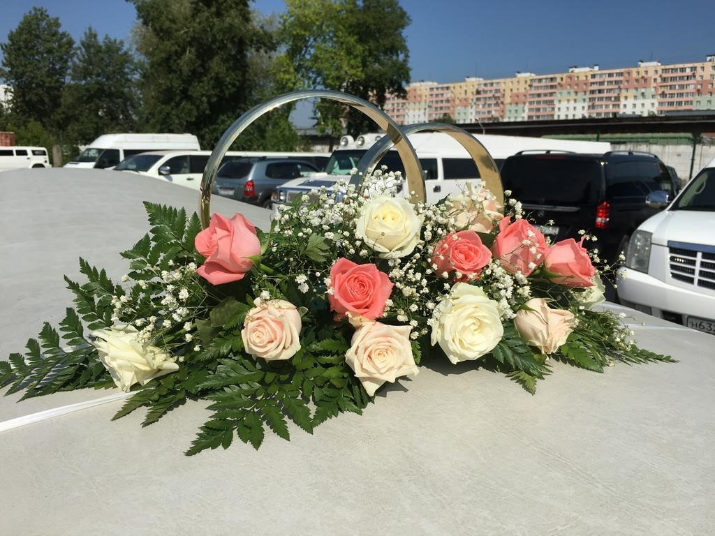 крашение из колец и цветов на крыше машины