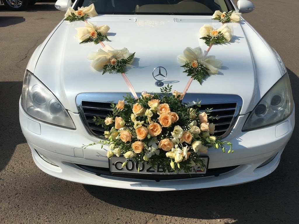 Композиции из цветов на радиатор свадебного авто