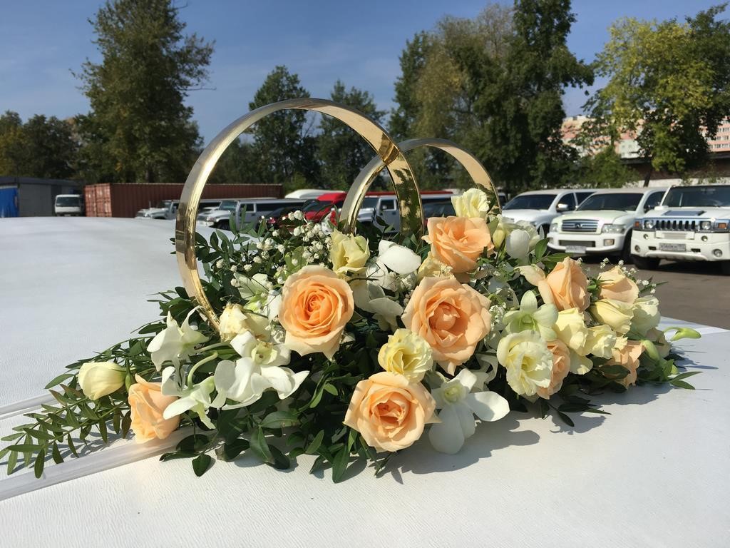 Живые цветы для свадебного авто