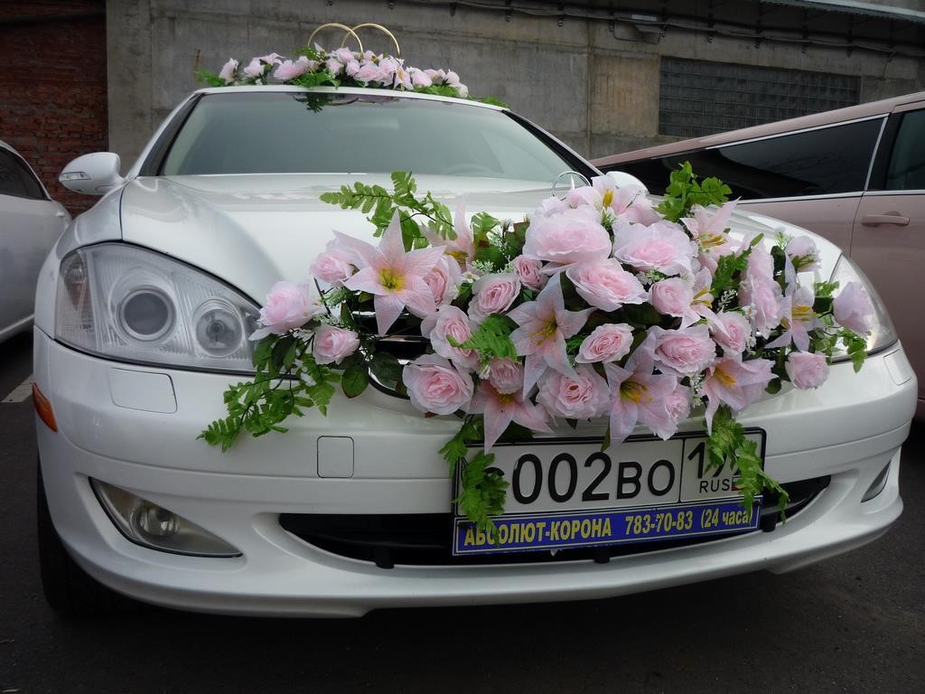 Букет из живых цветов на свадебном авто