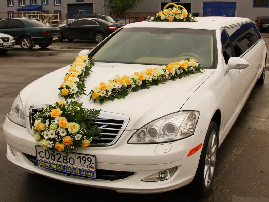 Композиция из цветов на свадебном автомобиле