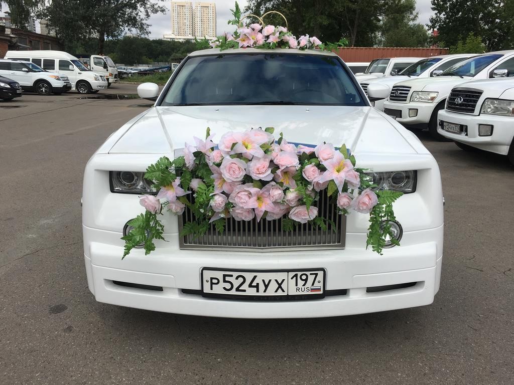 Украшение машины цветами на свадьбу