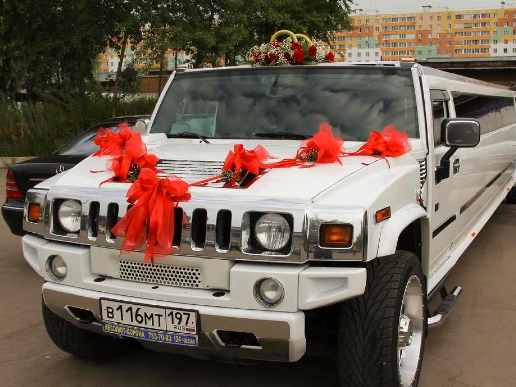 Свадебные композиции с кольцами на крыше авто