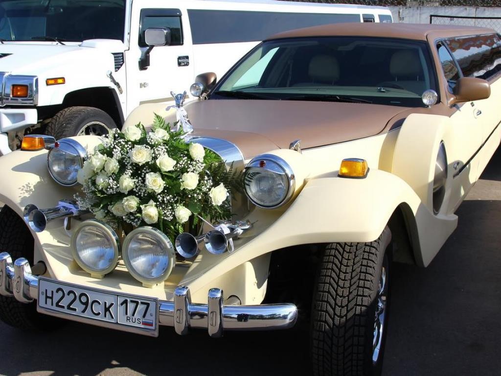 Украшение автомобиля на свадьбу живыми цветами
