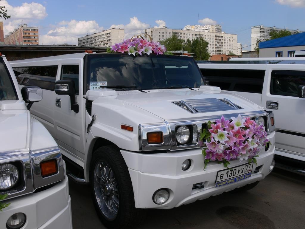 Оформление лимузина живыми цветами на свадьбу