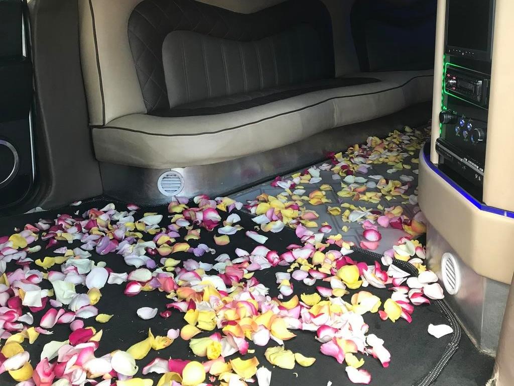Украшение салона авто лепестками роз на свадьбу