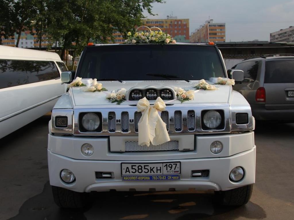 Украшение цветами свадебной машины