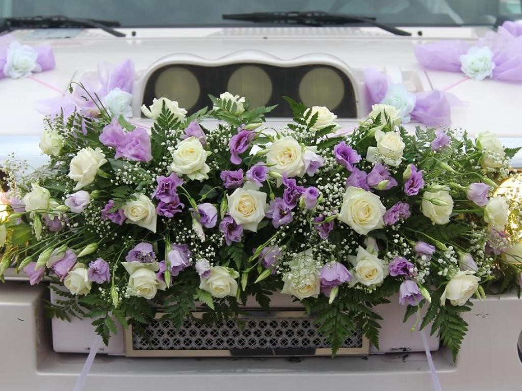 Живые розы на авто для свадьбы