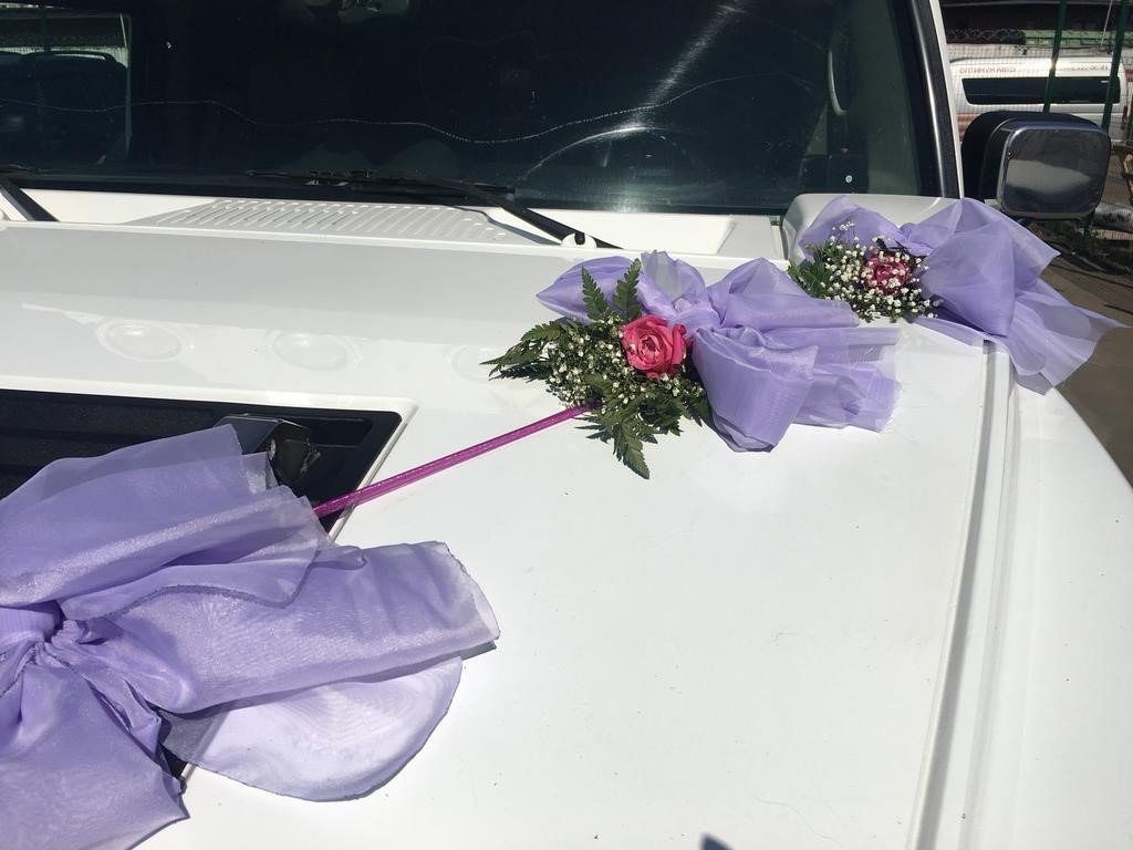 Банты с живыми цветами на машину на свадьбу