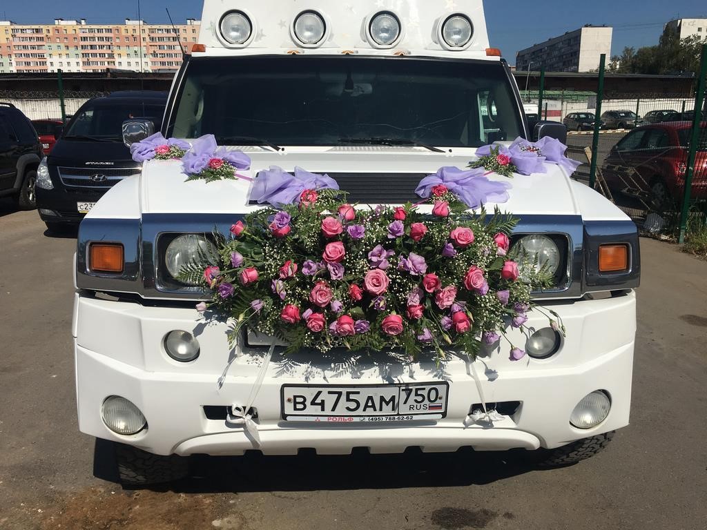 Живые цветы на машину на свадьбе