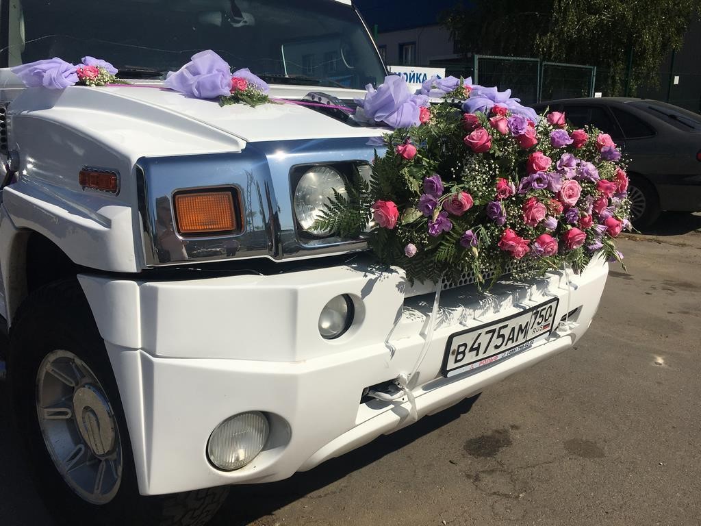 Живые цветы для свадебного автомобиля