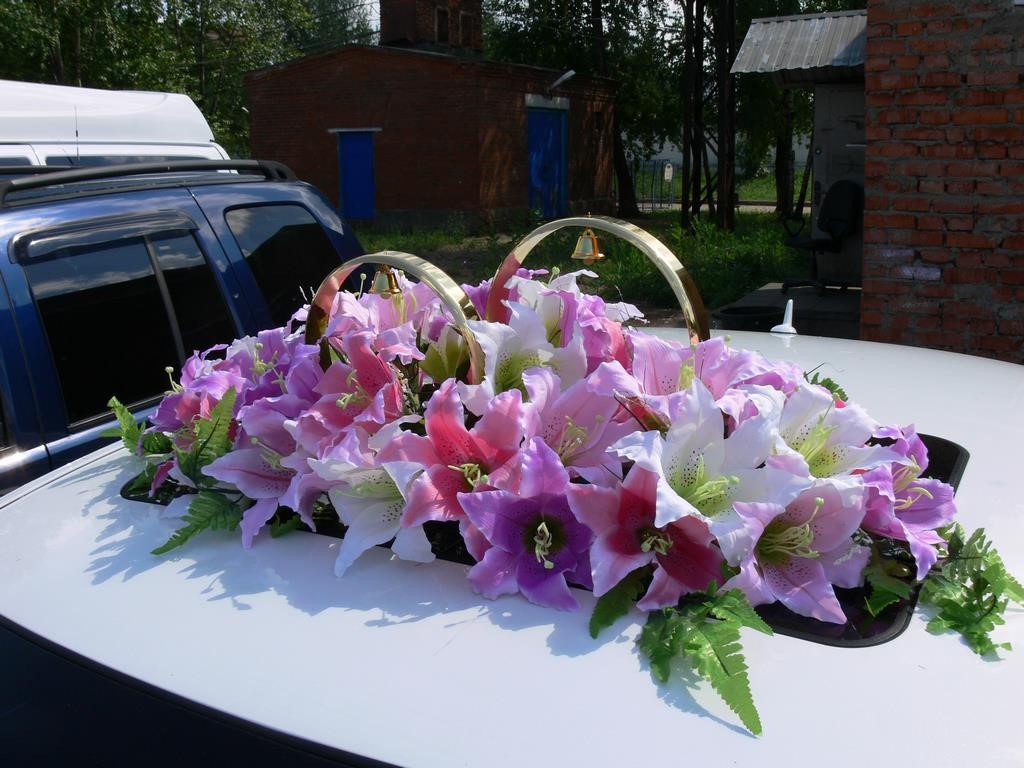 Украшение кольцами на крыше авто для свадьбы
