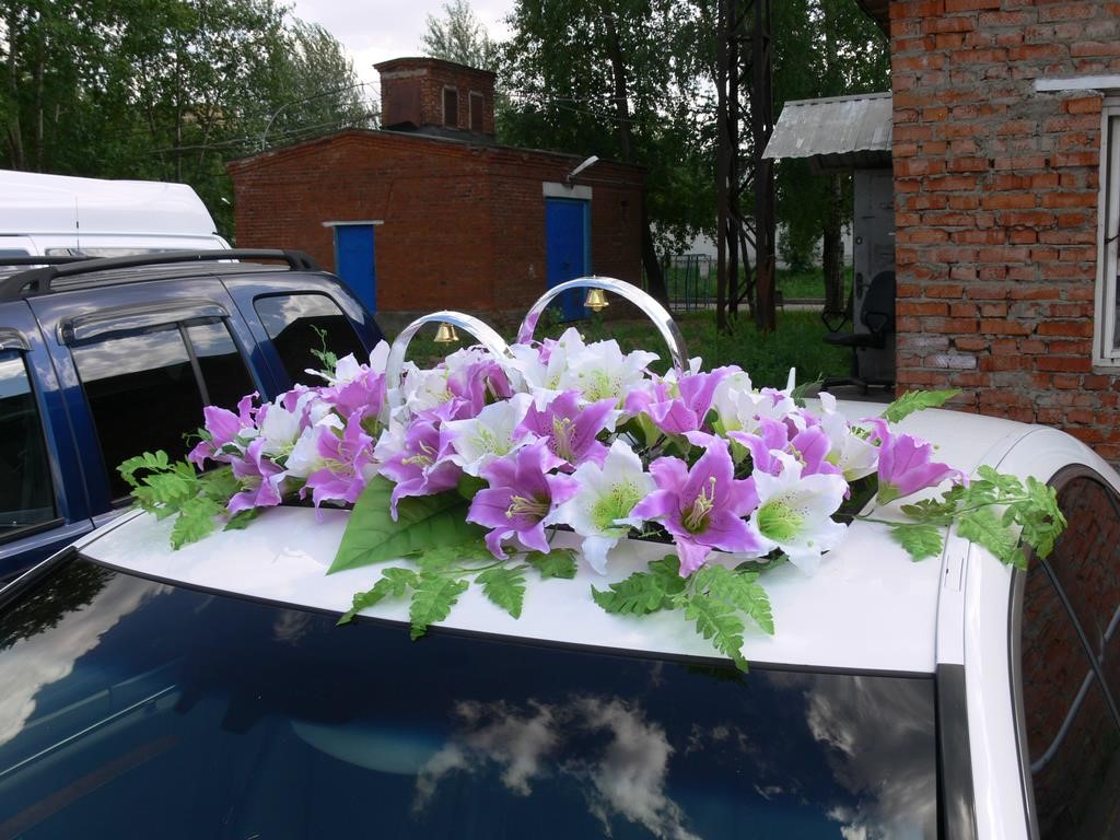 Композиция из колец и цветов на крышу свадебного автомобиля