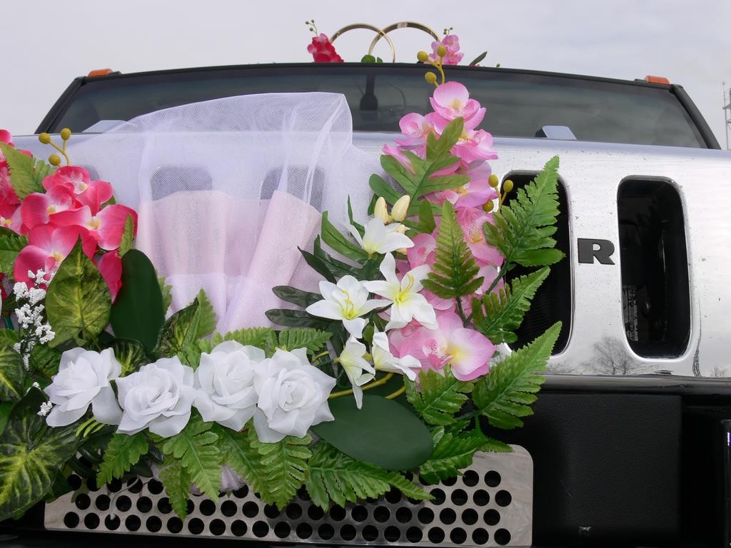 Живые цветы на радиатор свадебного автомобиля
