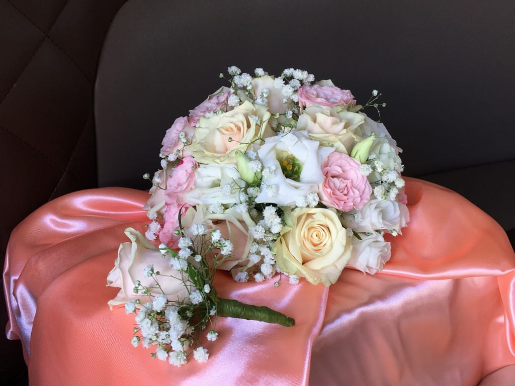 Живые цветы для салона авто на свадьбу