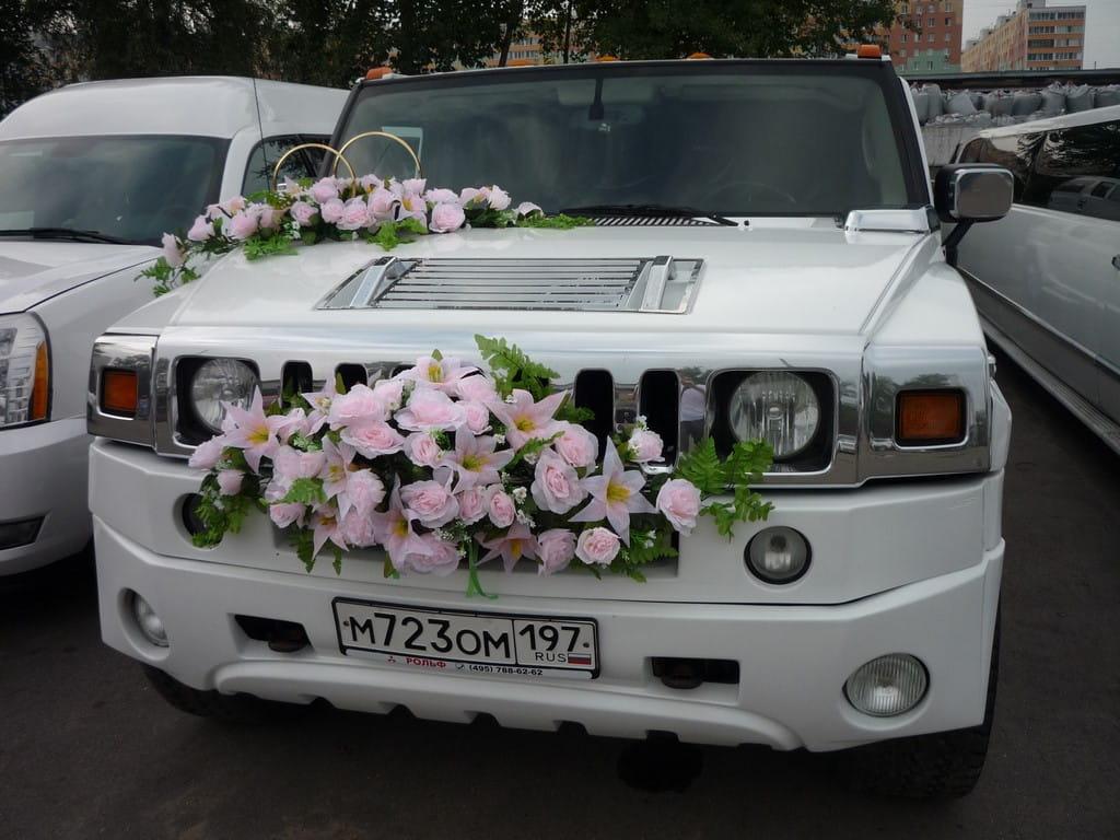 Украшение машины на свадьбу