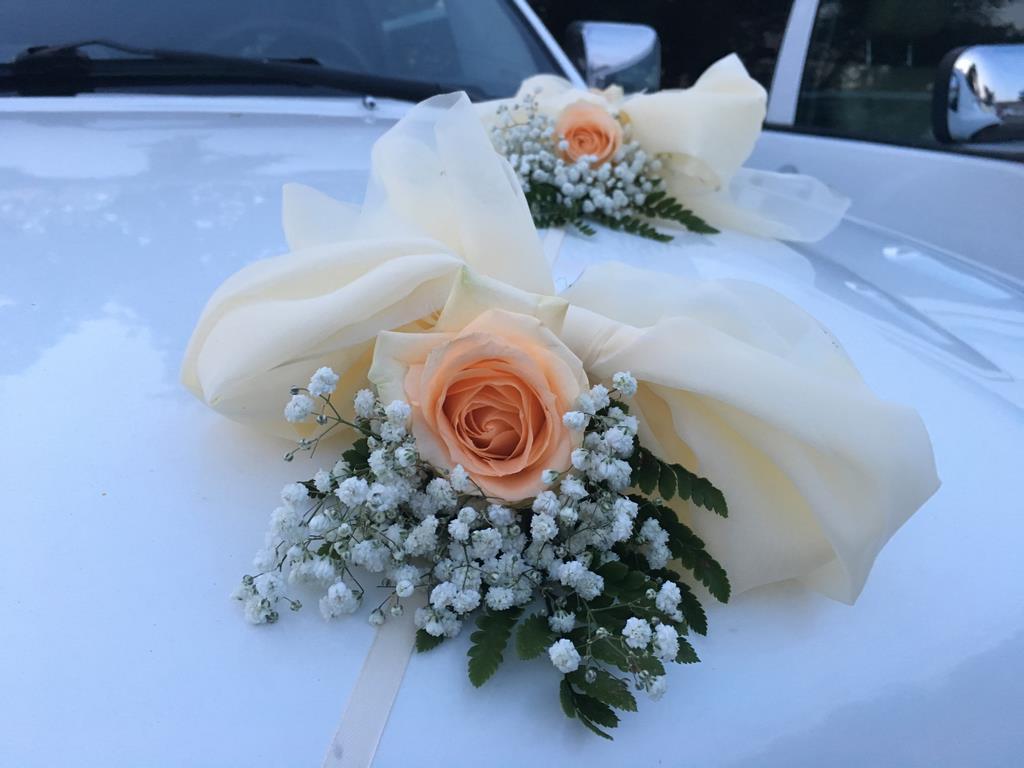 Живые цветы на капот свадебного авто