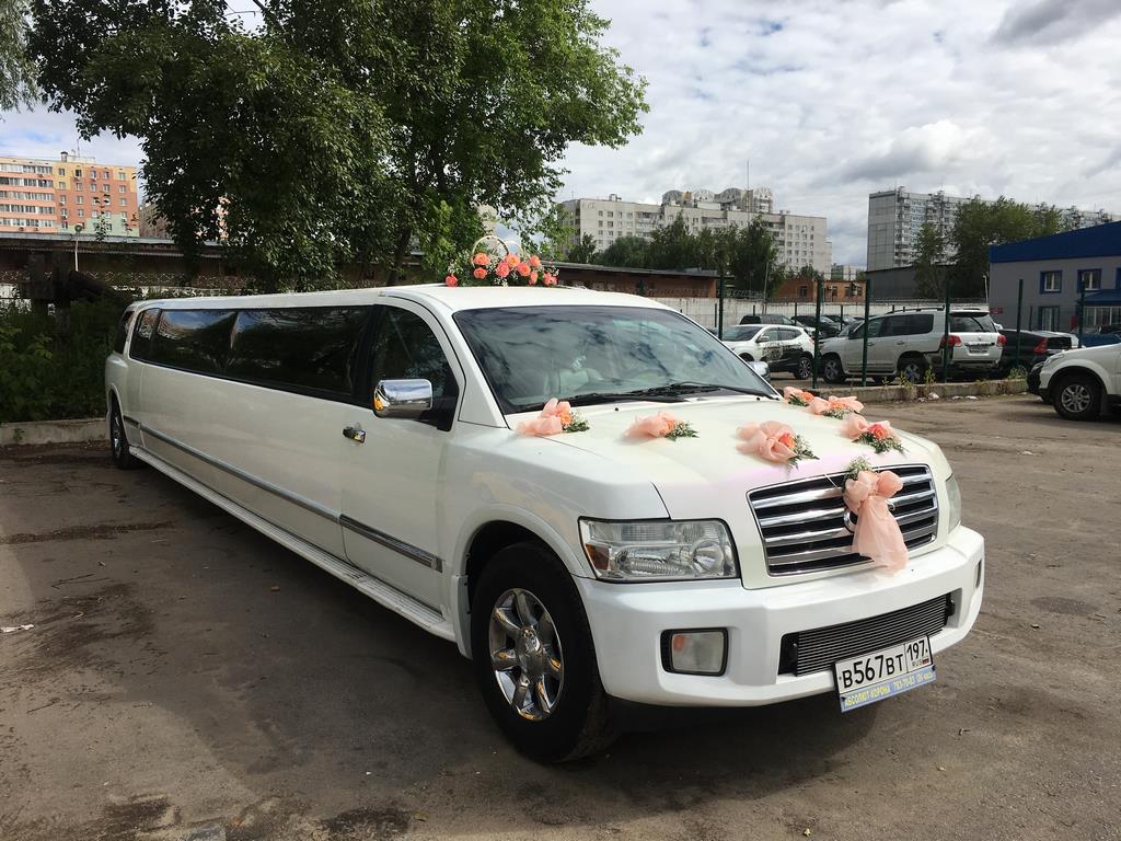 Машина со свадебными лентами