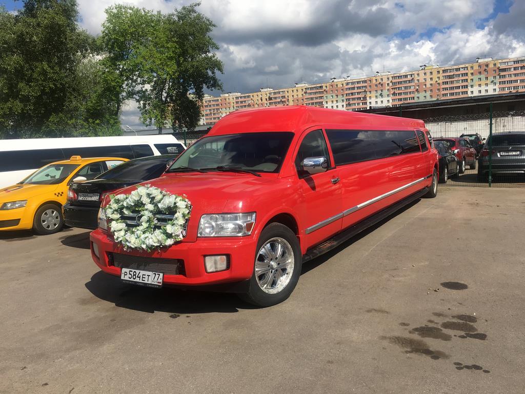 Живые цветы на свадебном автомобиле