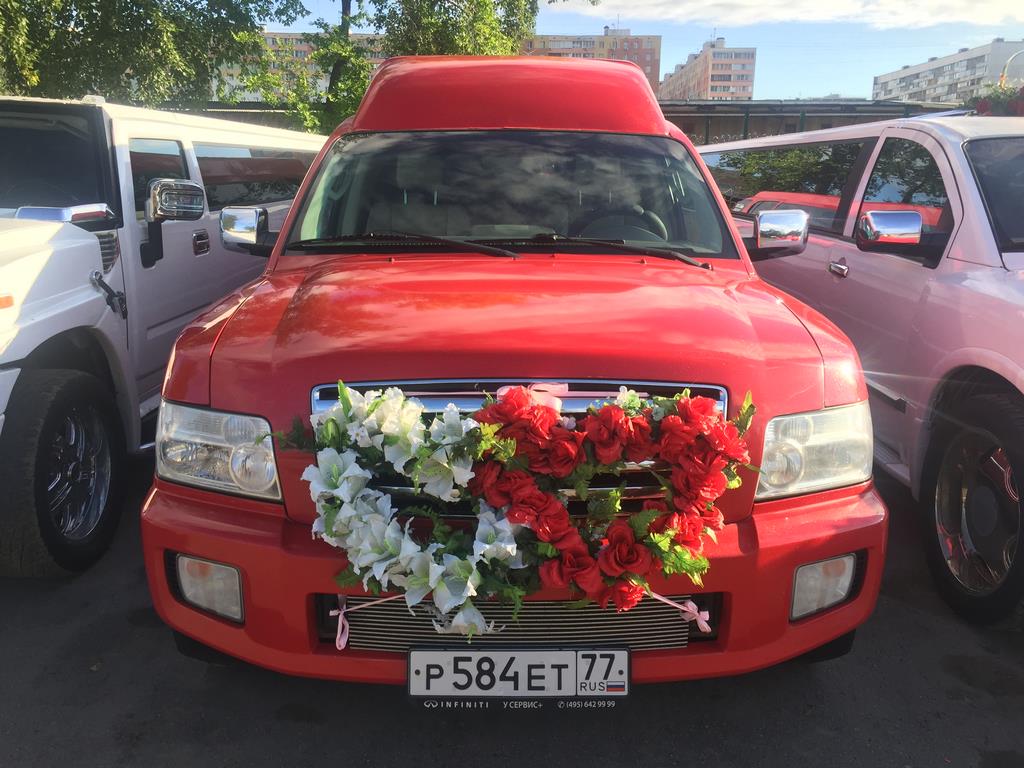 Сердце из живых цветов на капоте