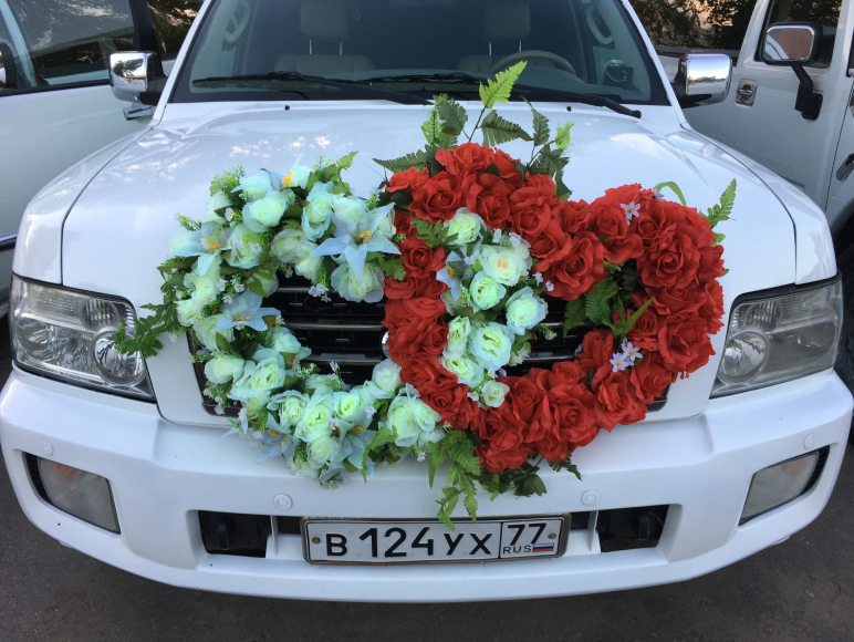 Цветы на свадебную машину — композиции из живых цветов на капот, крышу и ручки авто